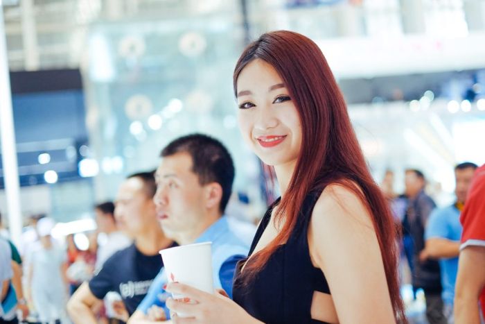 女性にアプローチ